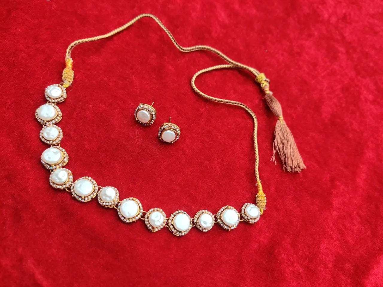 Noorani Choker