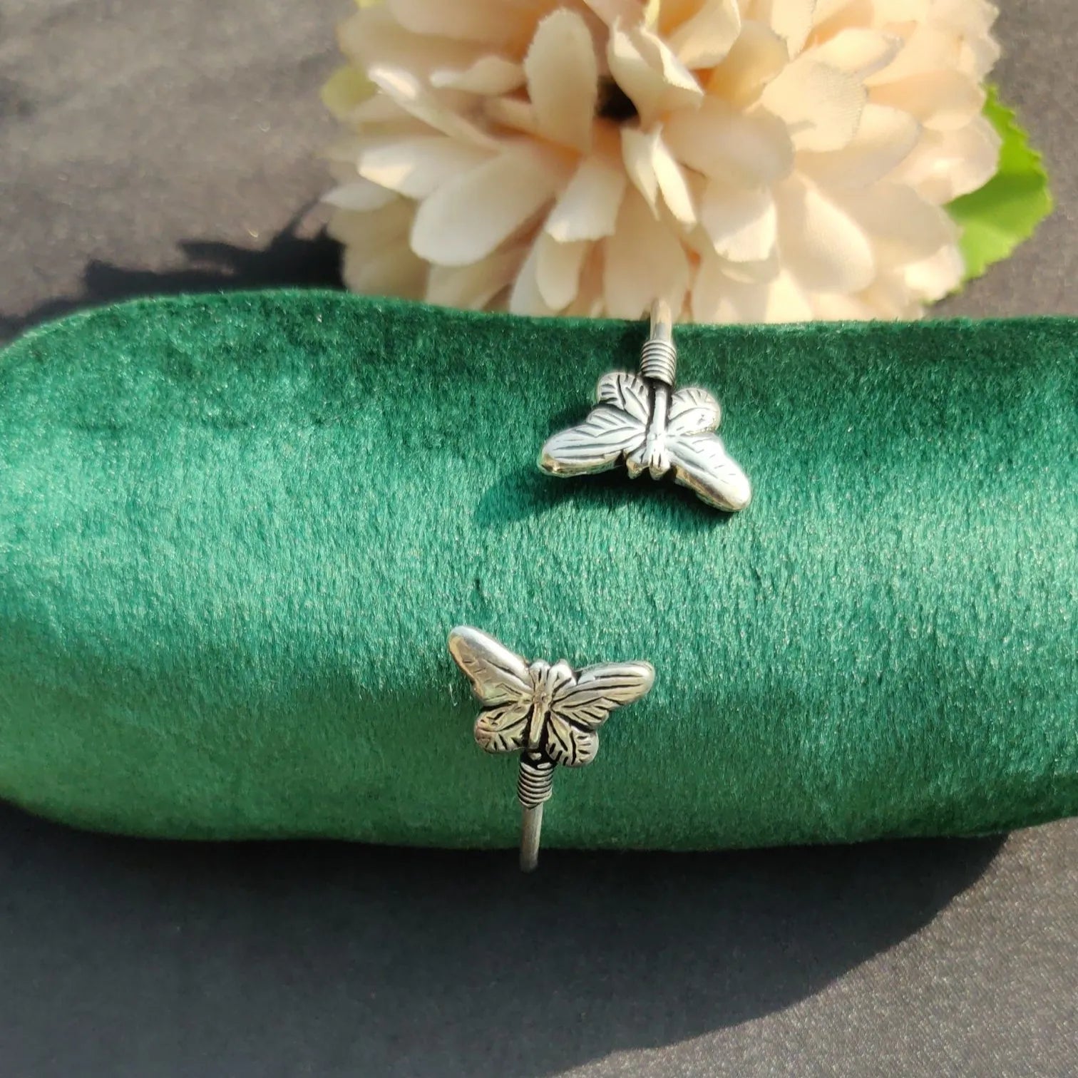 Butterfly handcuff