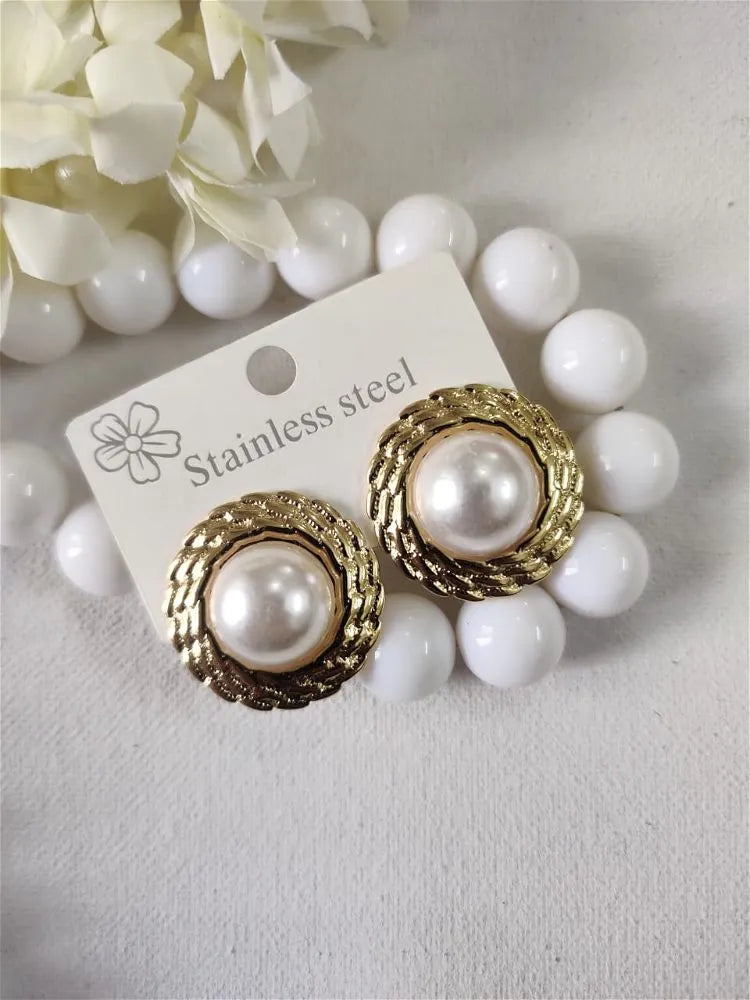Pearl gold studs